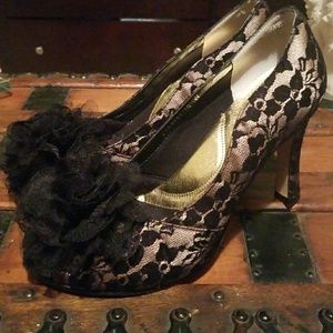 Gorgeous black lace over tan heels w/front flower